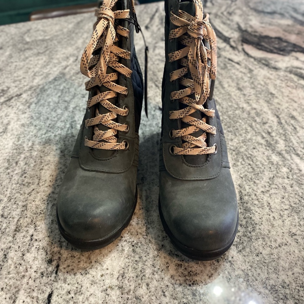 SOREL Lexi Wedge Boot size 8.5
